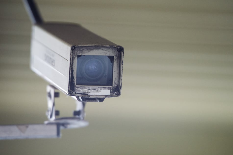 Wie viele Kameras landesweit Straßen und Plätze filmen, darüber liegt Hasse zufolge noch keine abschließende Erhebung vor.