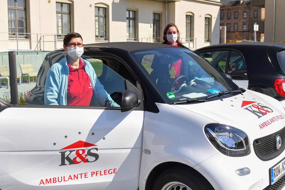Ina Trautmann (39,l.) und Marnit Kawohl (40) vor ihrem Dienst- Smart. Die Fahrtzeiten zu ihren Klienten haben sich seit der Ausgangssperre deutlich verringert.