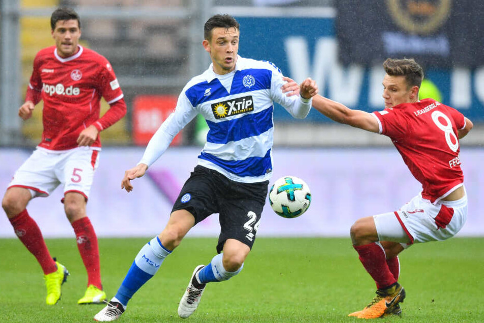 Borys Tashchy (Mitte) setzt sich gegen seinen Gegenspieler durch.