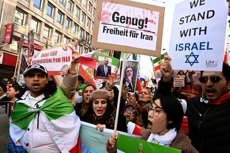 Nachdem in der Vorwoche rund 20.000 Menschen in Düsseldorf für die Freiheit im Iran auf die Straße gegangen sind, waren es am Samstag lediglich etwa 4500 Demonstranten. (Archivbild)