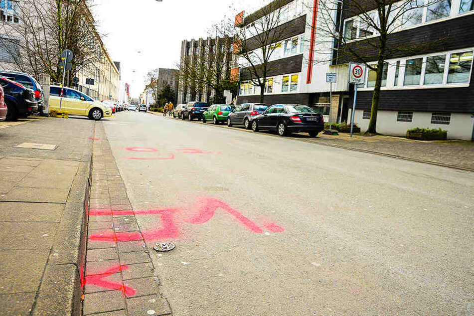 Kreidemarkierungen deuten die Stelle des Unfalls an.