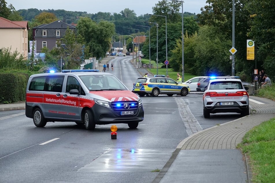 Die gesamte Straße ist gesperrt. Auch die Verkehrsunfallforschung ist vor Ort.