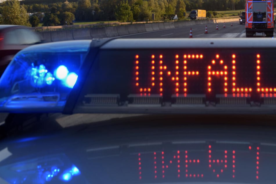 Tödlicher Crash auf A99: Auto überschlägt sich, zwei Männer sterben in Wrack