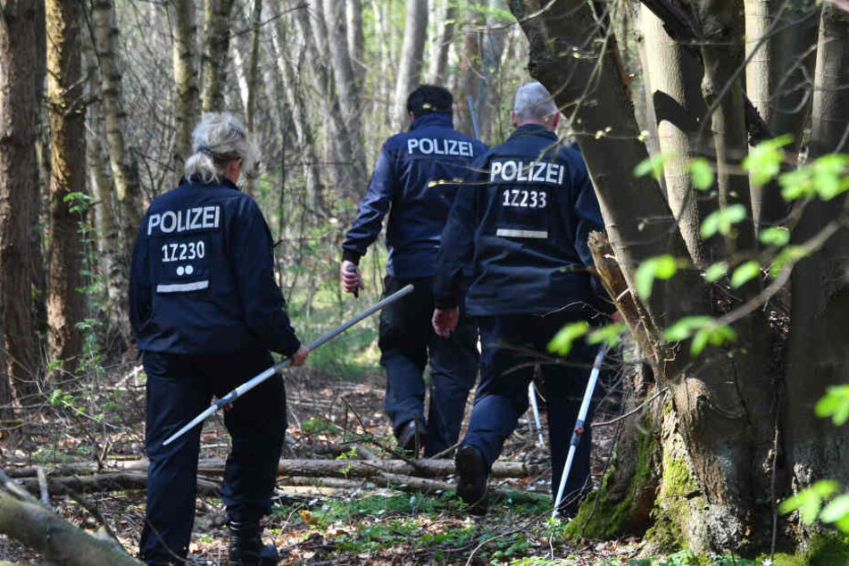 Polizeibeamte suchten in einem Waldgebiet bei Brieselang nach Spuren der vermissten Georgine Krüger.