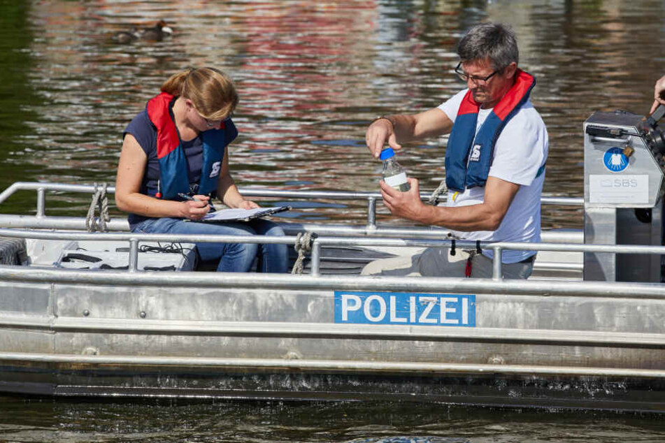 Probenehmer testen Gewässerproben aus der Außenalster. Werden Blaualgen gefunden, könnte das Schwimmen beim Ironman wieder ausfallen.