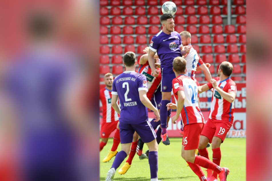 Am Sonntag muss der FC Erzgebirge obenauf sein, wie es Dennis Kempe im Spiel gegen Heidenheim dokumentiert.