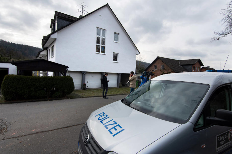 Einsatzkräfte haben in einem Einfamilienhaus in Gummersbach eine männliche Leiche entdeckt.