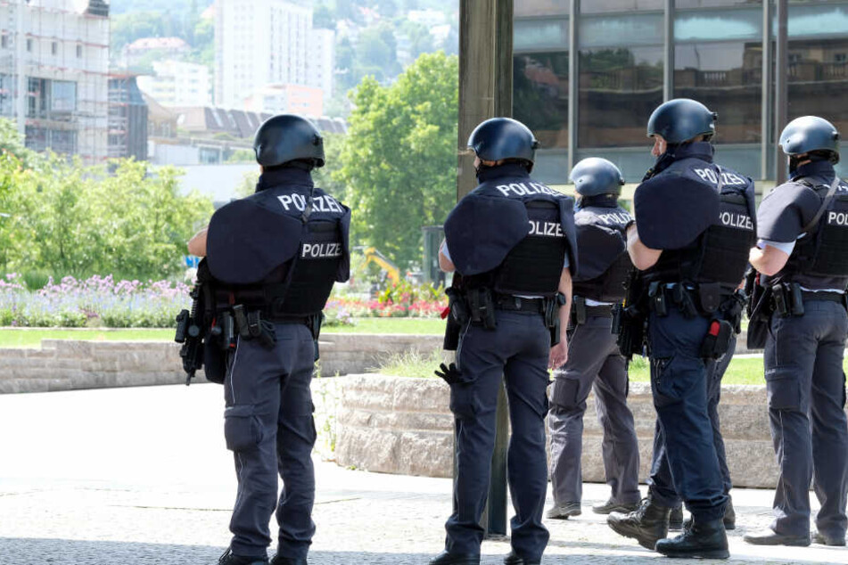 Die Polizisten waren in voller Montur mit Schutzwesten und Helmen ausgestattet. (Symbolbild)
