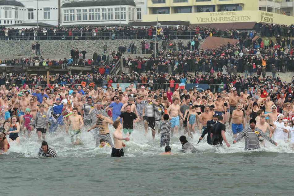 Rund 10.000 Gäste und Borkumer verfolgten das kühle Bad vom Strand und von der Promenade aus.