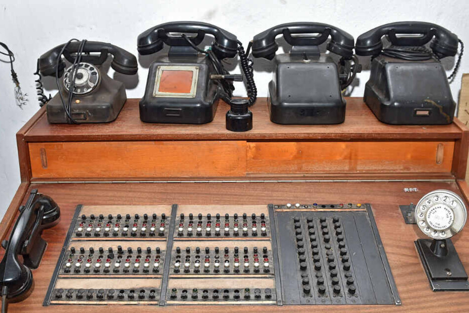 Schwarze Plastiktelefone auf einem Dispatcher-Pult aus DDR-Zeiten.