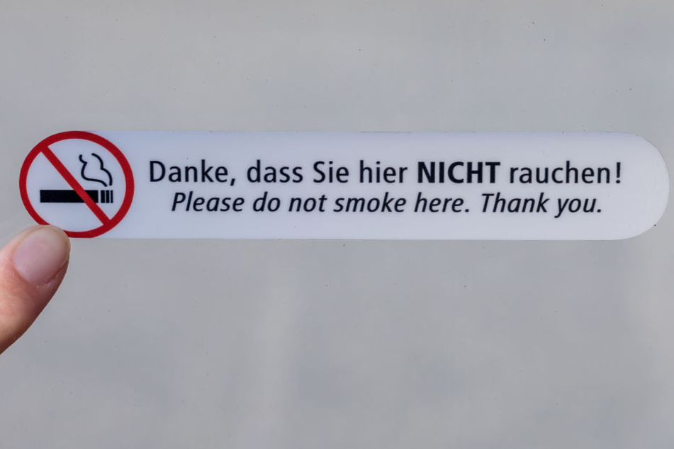 Mit kleinen Aufklebern will die CVAG Fahrgäste zu mehr Rücksicht bewegen.