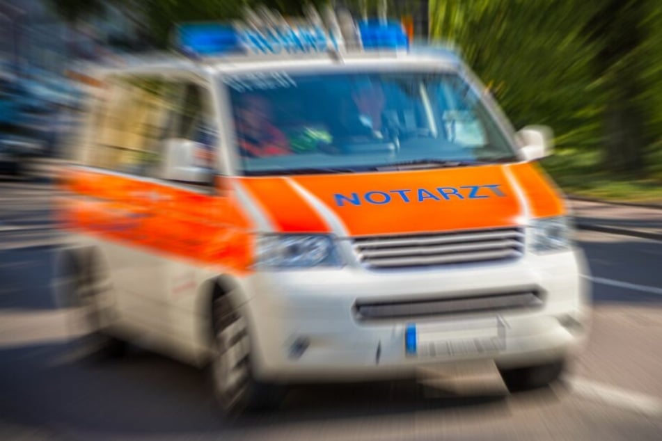Der schwerst verletzte Mann (18) wurde in ein Krankenhaus gebracht (Symbolbild).