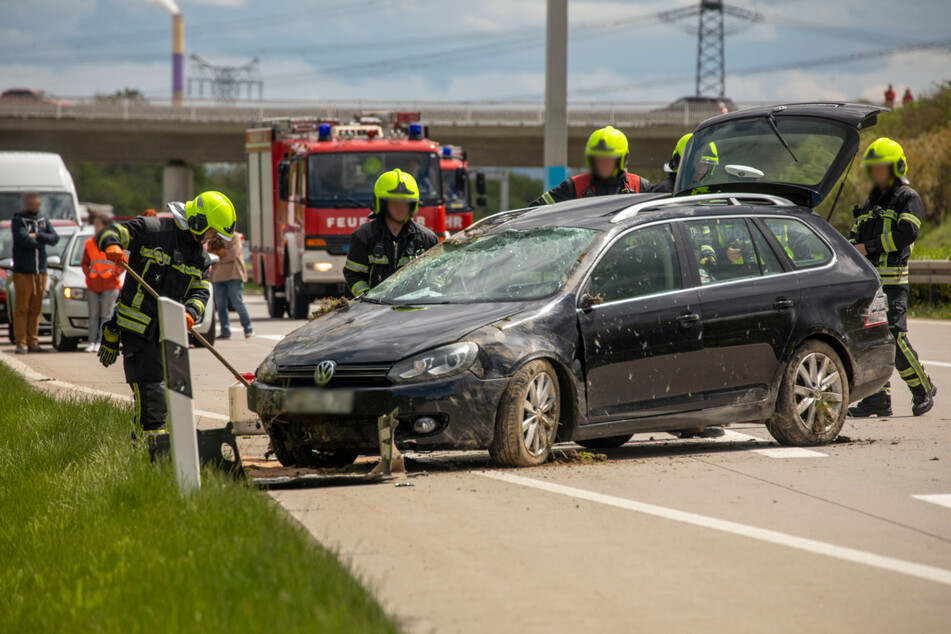 Der VW war am Samstag auf der A72 erst mit der Leitplanke kollidiert und dann in eine Böschung gefahren. Der Fahrer (25) wollte einem Audi ausweichen, um einen Zusammenstoß zu verhindern.