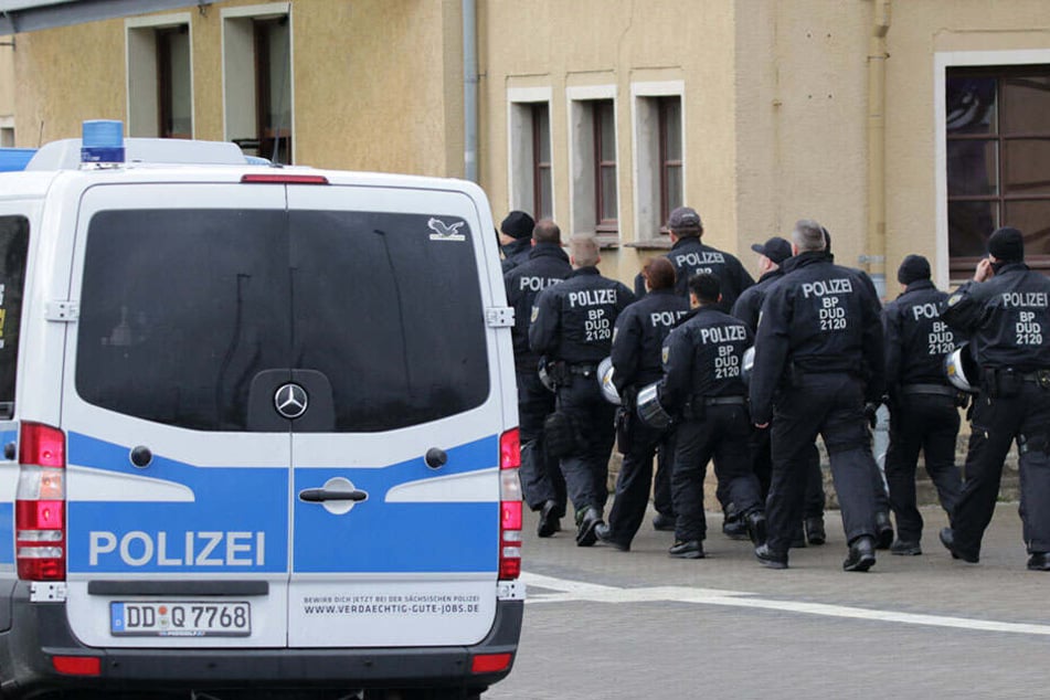 Mit einem Großaufgebot sichert die Polizei die Veranstaltung ab.