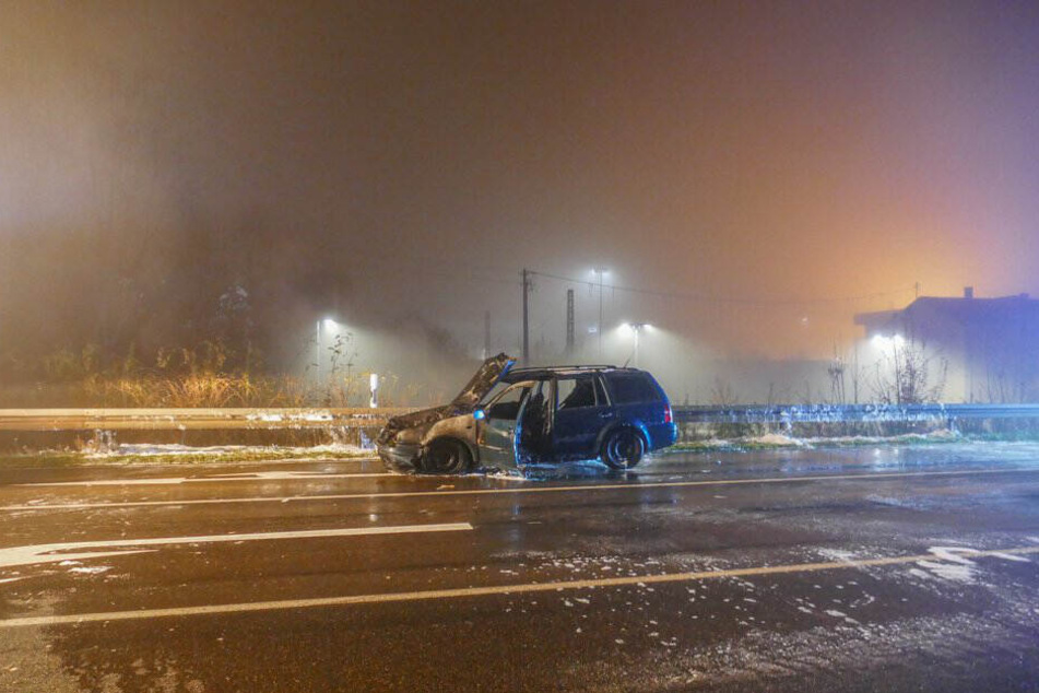 Das Auto brannte auf der Bundesstraße.