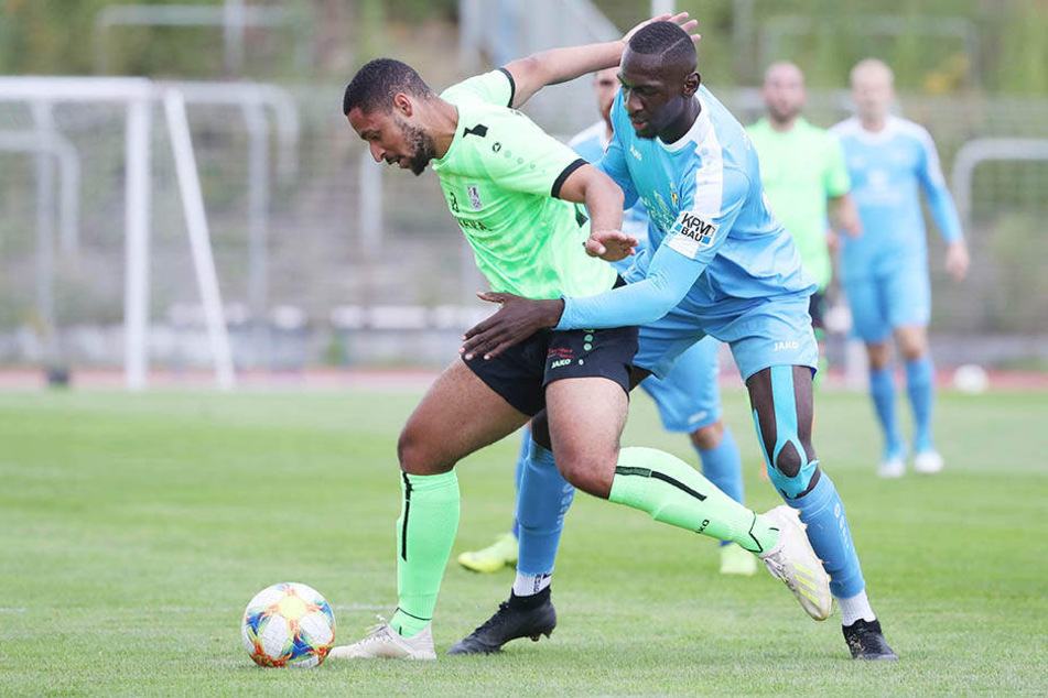 CFC-Kicker Tarsis Bonga (l.) und David Vetterlein vom FSV Union Fürstenwalde im Zweikampf um den Ball.