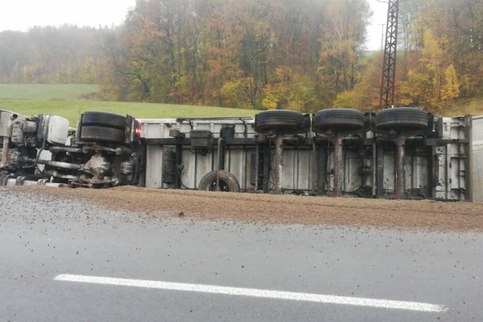 Der Lkw war der Länge nach in den Graben gekippt.