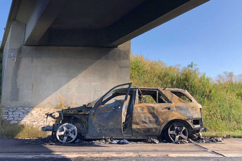 Völlig ausgebrannt steht der Mercedes unter einer Brücke. Durch die hohe Hitze besteht nun die Gefahr, dass sich einzelne Betonteile ablösen könnten.