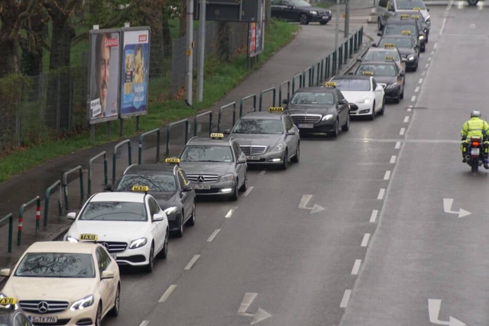 Taxi-Demo-Kolonne in Stuttgart.