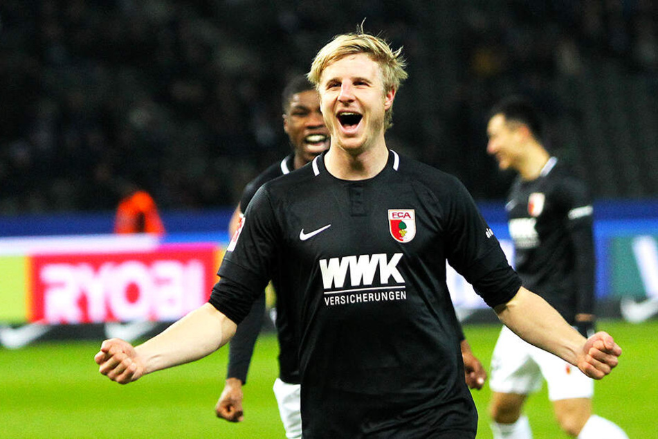 Augsburgs Martin Hinteregger soll von gleich drei Clubs umworben sein.