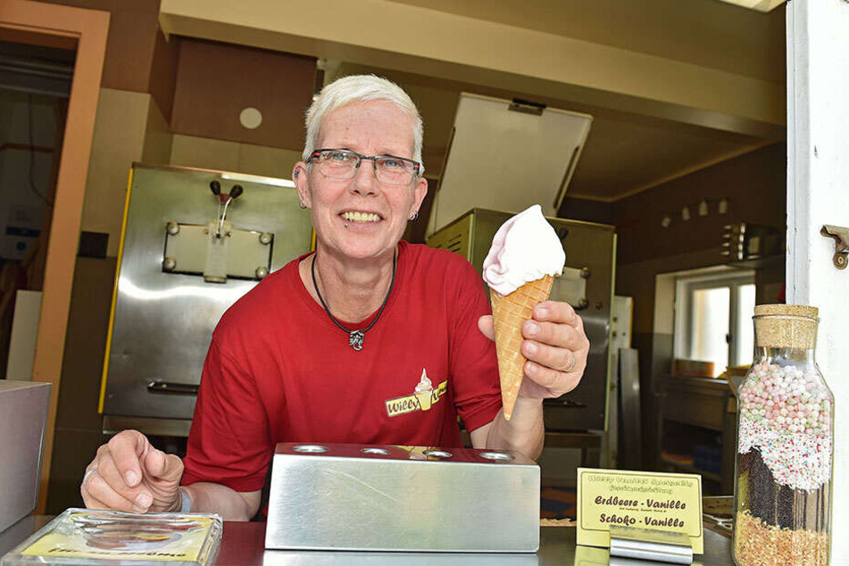 Corina Mende (56) verkaufte am "Willy Vanilli"-Stand rund hundert Softeis-Waffeln pro Stunde.