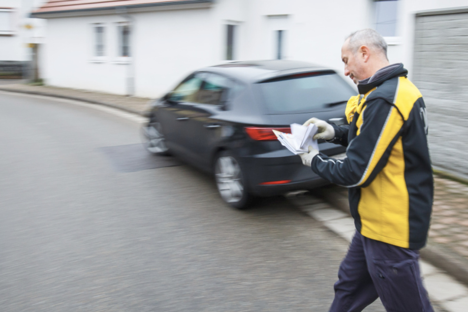 Dany Bousquet arbeitet heute bei der Post. Hier trägt er Sendungen in einem Zustellgebiet in Gottenheim aus.