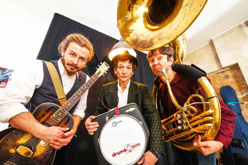 Mit Koffertrommel und Sousaphon für den guten Zweck: Unter anderem Adrian Röbisch (31), Matthias Peuker (48) und Toralf Klein (49) stehen morgen bei der "Weihnachtsausgabe" der Shampoo-Show auf der Bühne.