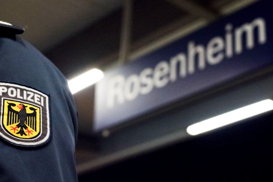 Die Bundespolizisten mussten in Rosenheim einen Mann verhaften, der im Zug randaliert hatte. (Symbolbild)