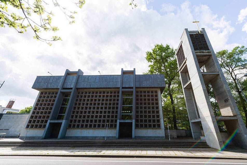 Die alte Propsteikirche in der Emil-Fuchs-Straße wechselt den Besitzer. Das Geld ist überwiesen, der Kauf ist abgeschlossen.