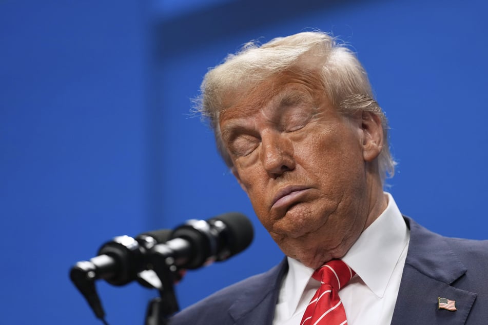 : US-Präsident Donald Trump (79) reagiert während einer Pressekonferenz auf dem NATO-Gipfel.