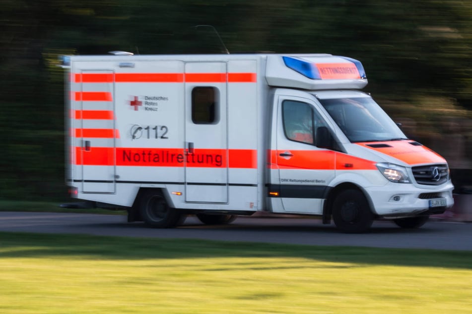 Der Biker konnte zunächst noch reanimiert und ins Krankenhaus gebracht werden. (Symbolfoto)