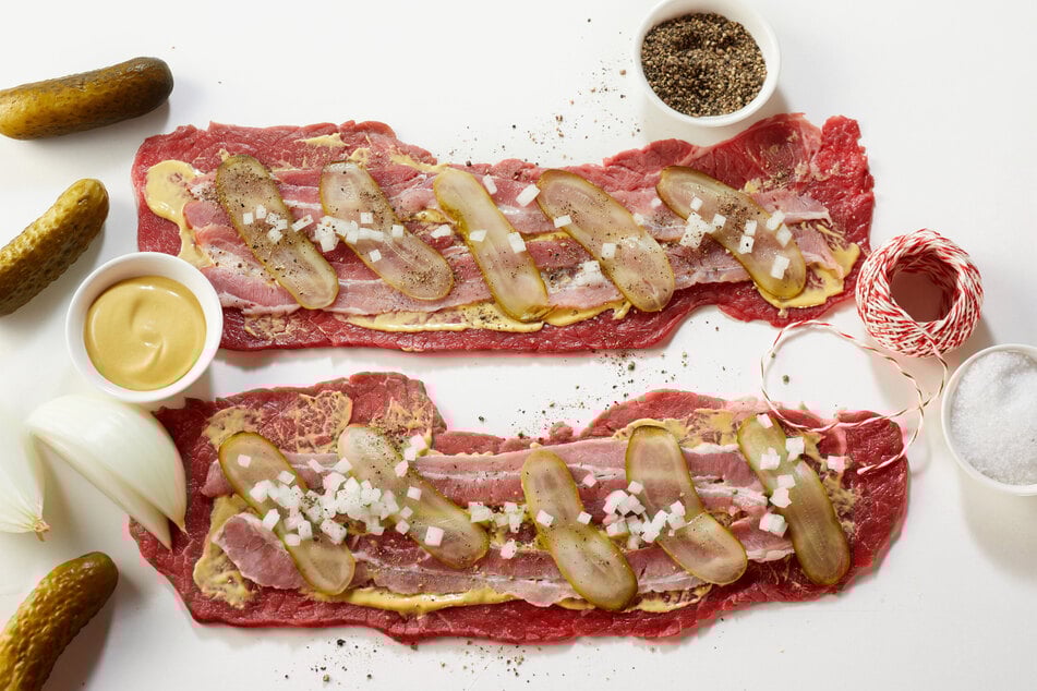 Klassische Zutaten für die Füllung der Rinderrouladen: Speck, Zwiebeln, Gewürzgurken, Senf, Gewürze.