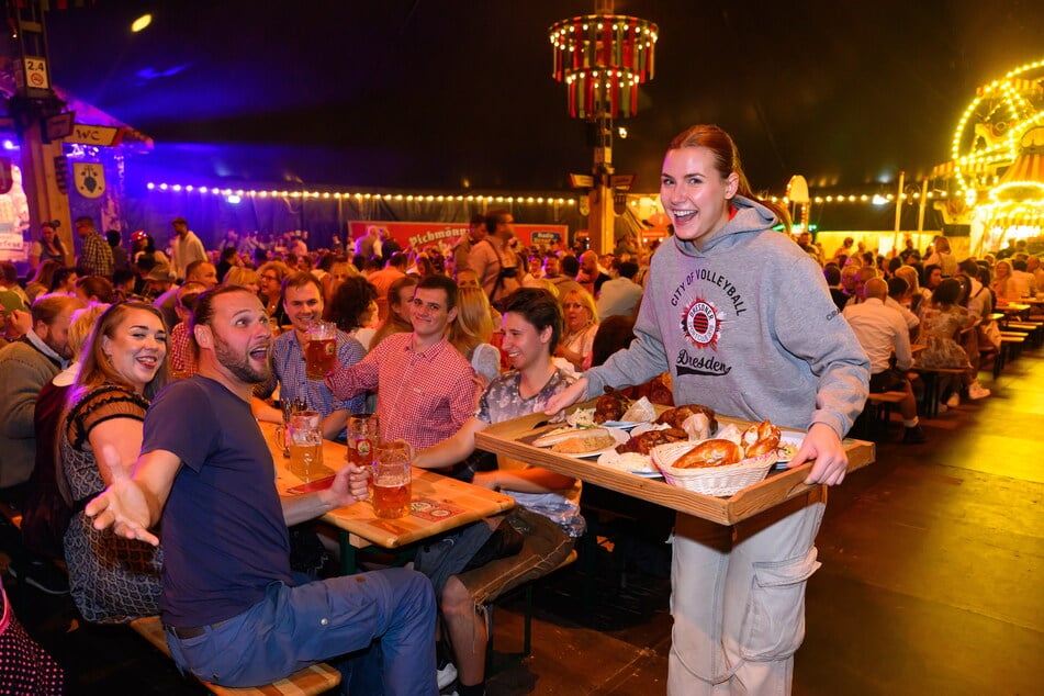 ... verteilte Marta Levinska (23, ebenfalls DSC) fleißig so manche Speise an die Gäste.