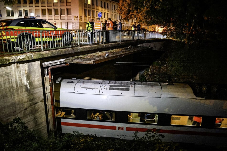 Mehr als vier Stunden mussten sich Fahrgäste eines ICE in Schwelm gedulden, bis ihre Reise weitergehen konnte.