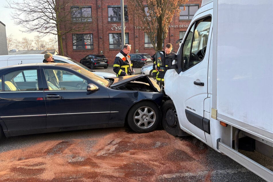 In Hamburg sind am heutigen Mittwoch ein Lkw und ein Auto zusammengestoßen. Eine Person wurde dabei verletzt.