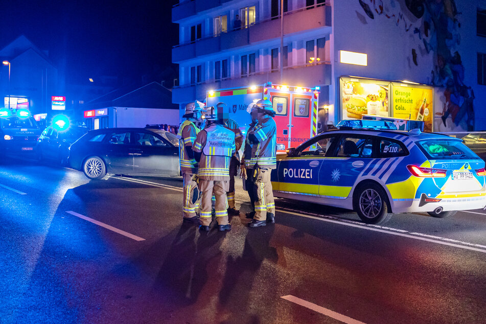 Neben der Polizei waren auch Einsatzkräfte des Rettungsdienstes, der Feuerwehr und des Katastrophenschutzes vor der Aschaffenburger Diskothek anwesend.