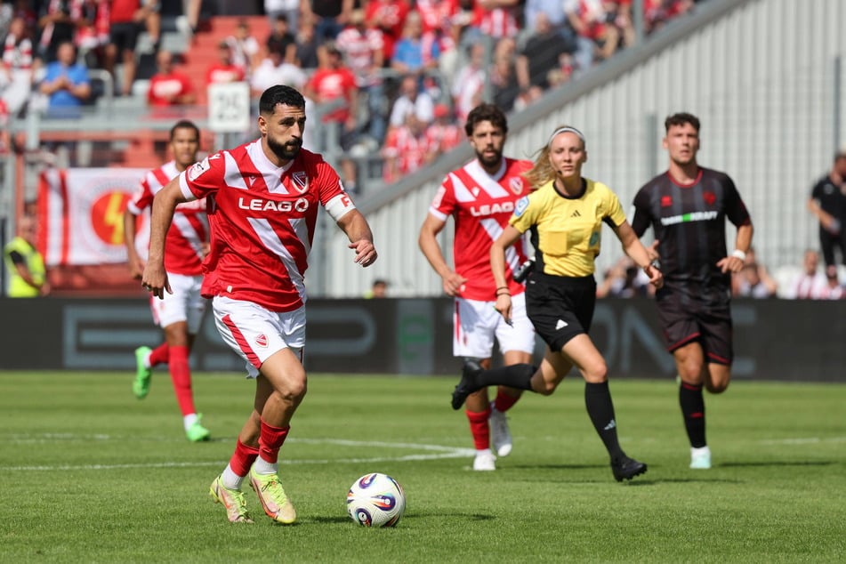 Cottbus-Kapitän Tolcay Cigerci (30) traf per Elfmeter zum zwischenzeitlichen 1:0.