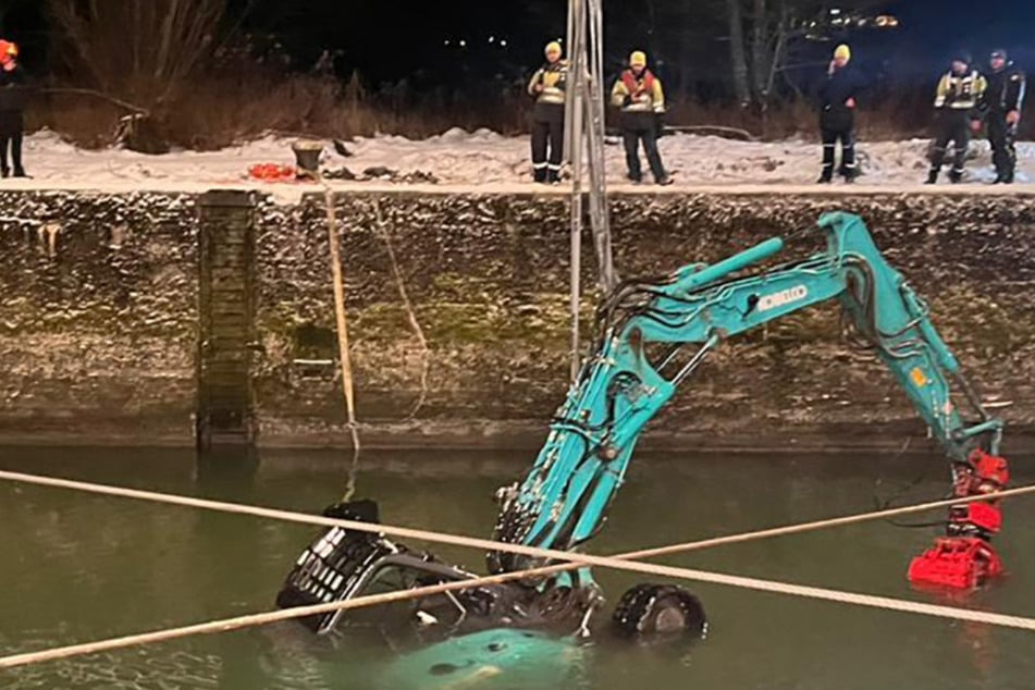 Wegen glatter Fahrbahn: Mann rutscht mit Bagger in Donau