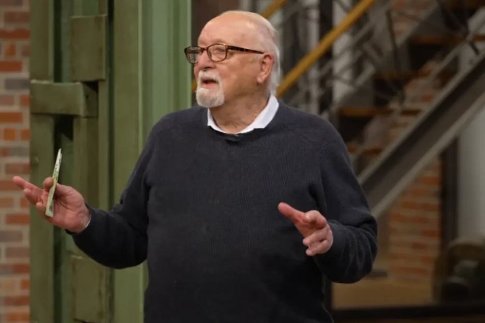 Der Maschinenschlosser beeindruckt die Händler mit einer Gesangseinlage.