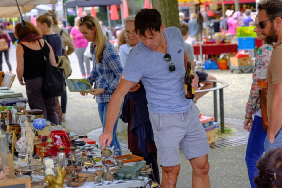 Bücher, Kleidung und allerlei Schnickschnack: Beim Besuch des charmanten Flohmarkts im Volksbad Buckau findet sich bestimmt ein Schnäppchen. (Symbolbild)