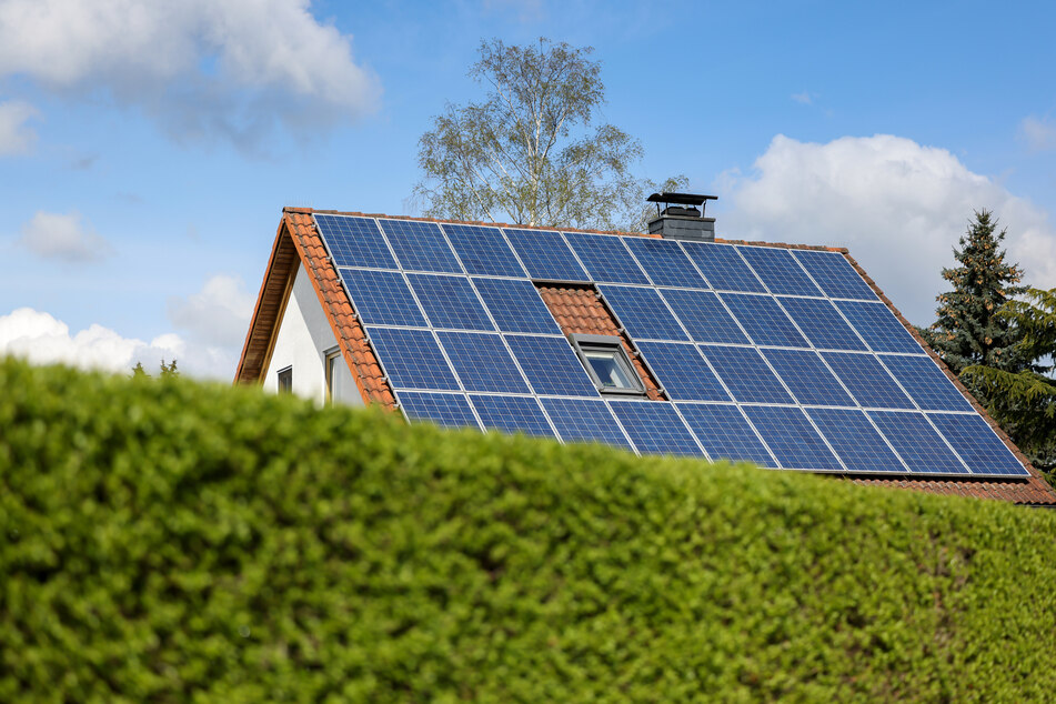 Dieses Leipziger Hausdach hat bereits eine Photovoltaikanlage. Viele weitere folgten im ersten Halbjahr 2023.