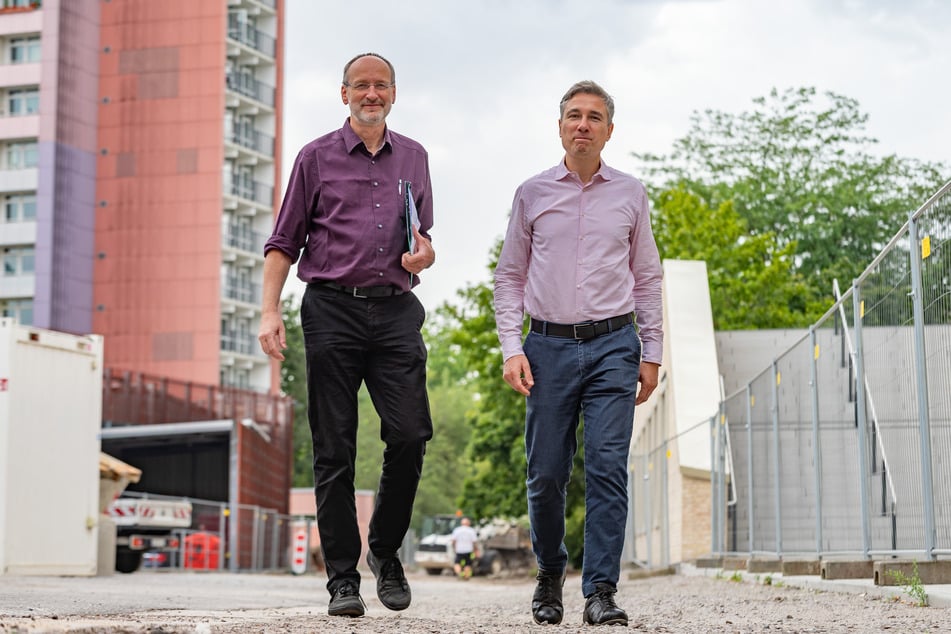 Thomas Pieper (l.), Abteilungsleiter Stadterneuerung, und Baubürgermeister Stephan Kühn (46, Grüne) besuchten die Baustelle.