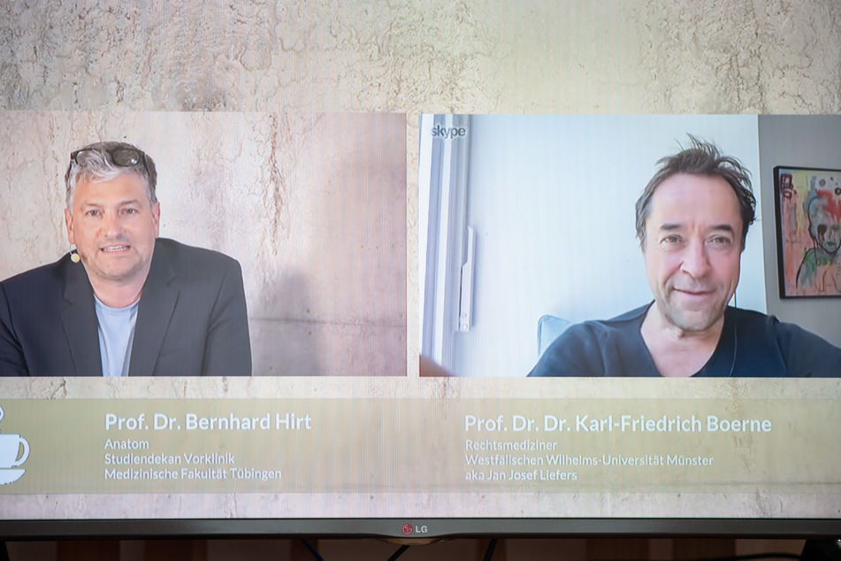Bernhard Hirt (l), Professor für Anatomie und Direktor des Instituts für Klinische Anatomie und Zellanalytik an der Eberhard Karls Universität in Tübingen (l), und Schauspieler Jan Josef Liefers unterhalten sich im "Frühstücksfernsehen" der Universität Tübingen.
