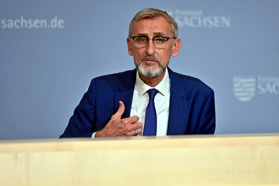 Sachsens Innenminister Armin Schuster (62, CDU) zog gestern ein positives Resümee zum vor zwei Jahren gestarteten "Gesamtkonzept Rechtsextremismus".