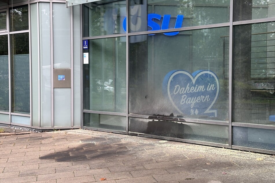 Auf dem Gehweg vor der Parteizentrale der CSU sind die Brandspuren noch deutlich zu erkennen.