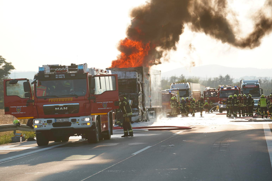 Das Feuer brach gegen 18.20 Uhr auf der A4 in Richtung Görlitz aus.