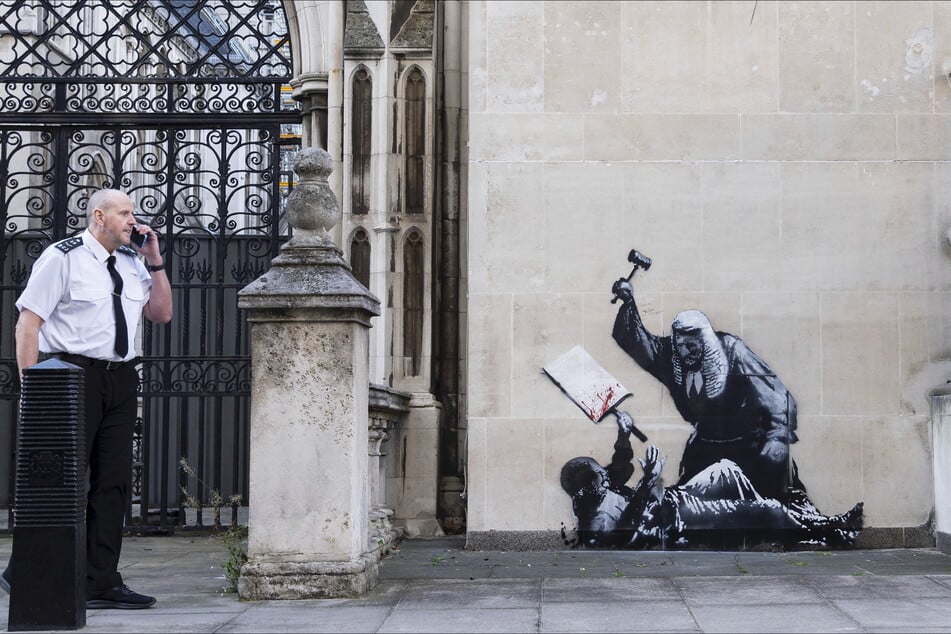 Mitten in London tauchte ein neues Werk des Streetart-Künstlers Banksy auf, doch schon bald muss es weichen.