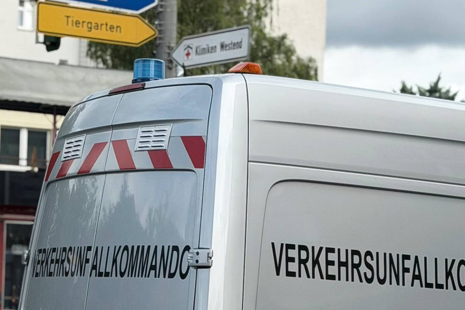 Tödlicher Unfall in Westend: Rentner von Laster überfahren, Frau muss alles mit ansehen