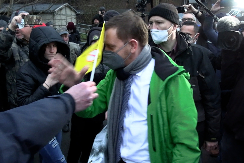 Kein herzlicher Empfang: Ministerpräsident Michael Kretschmer (46, CDU) wurde am Dienstag bei einem Besuch in Frankenberg von Corona-Gegnern ausgebuht. Dennoch versuchte er, mit den Demonstranten ins Gespräch zu kommen.