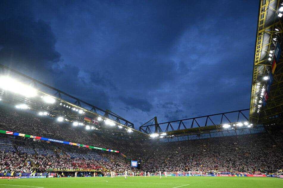 Während des EM-Spiels zwischen Deutschland und Dänemark am Samstagabend ist ein Mann (21) auf das Dach des Stadions geklettert!